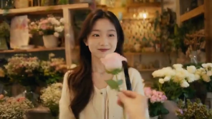 Seedance 2.5 🎬 9 张参考图，9 种语言完美输出。 Prompt:👇 真人实拍风格,快速剪辑,电影感,4K,24fps,温暖自然光,真实人物表…